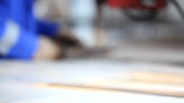 Kaynakçı fabrikasında iş başında