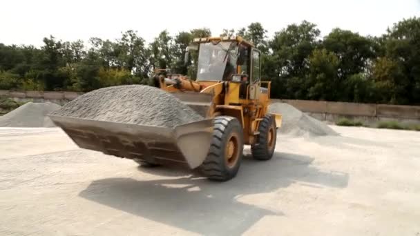 Excavator transports rubble — Stock Video
