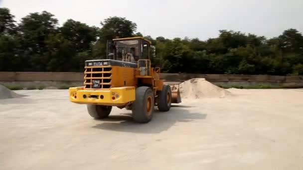 挖掘机运瓦砾 — 图库视频影像
