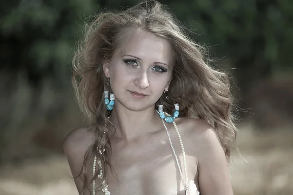 Retrato brilhante de mulher feliz no verão Fiel — Fotografia de Stock