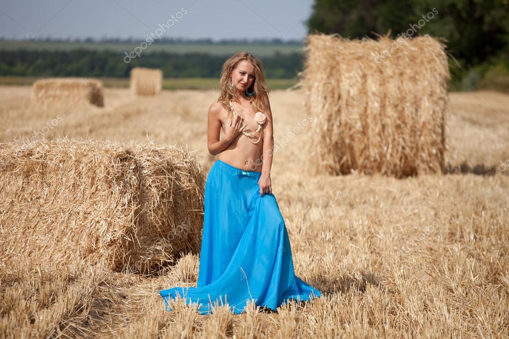 Schöne nackte Mädchen in der Nähe eines Heus Stockfotografie