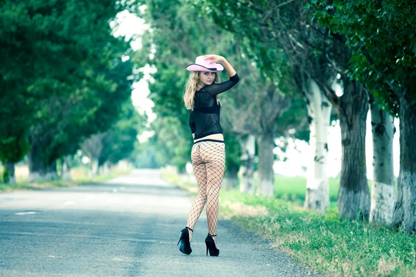 Piękny elegancki kobieta spaceru na drodze — Zdjęcie stockowe