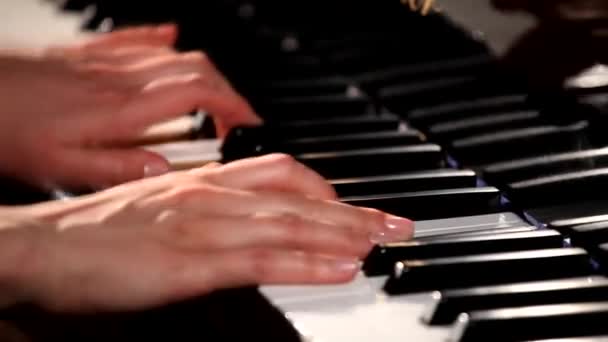 Spela piano — Stockvideo