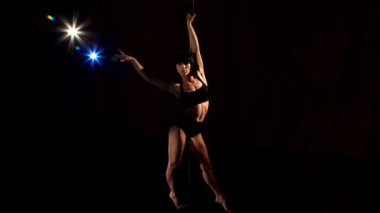 kız dans kucak dansı, kutup dans, kadın dansçı, fitness ve spor yapmak güzel bir kadın.