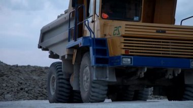 Ağır maden kamyonu demir cevheri ile yükleniyor.