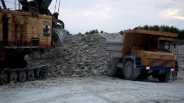 Ağır maden kamyonu demir cevheri ile yükleniyor.