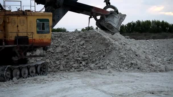 Важка гірничодобувна вантажівка завантажується залізною рудою — стокове відео