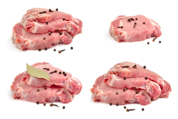 Pişmemiş domuz eti hissesini beyaz zemin üzerine — Stok fotoğraf