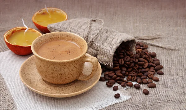 Taza de café y bolsa con frijoles . —  Fotos de Stock