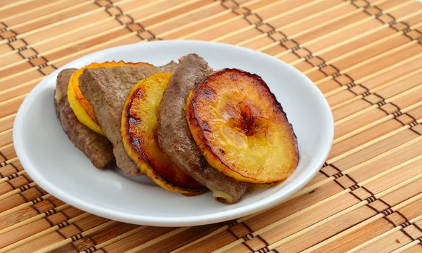 Hígado de ternera frito y manzanas — Foto de Stock