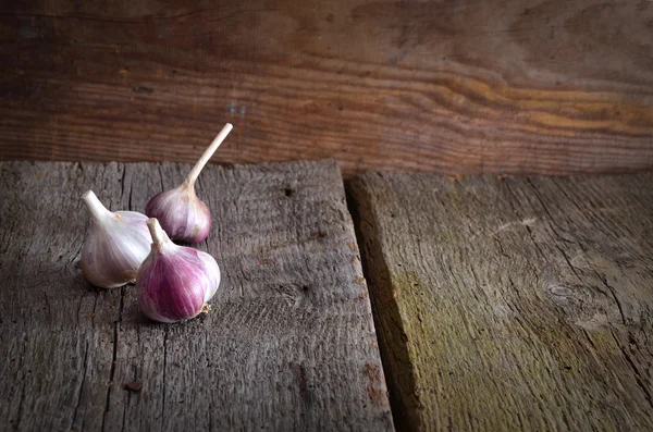 Hintergrund mit alten Brettern und Knoblauch. — Stockfoto