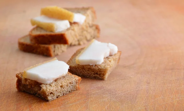 Pane e pancetta sulla tavola . — Foto Stock