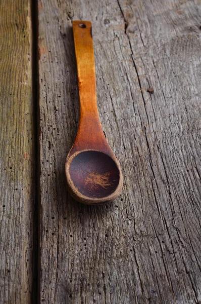 Starą drewnianą łyżką na deski. — Zdjęcie stockowe
