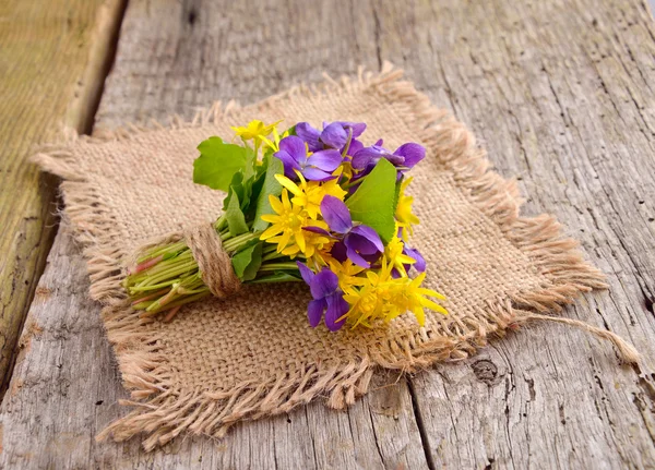 Pequeno buquê com flores de prado em um balde . — Fotografia de Stock