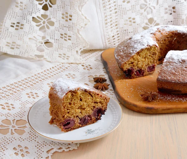 Pastel de frutas con cerezas y anís — Foto de Stock