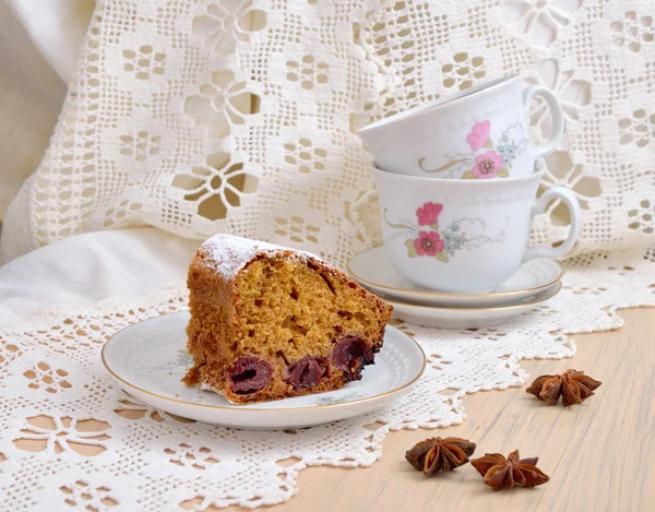 Фруктовий кекс з вишнями та анісом — стокове фото