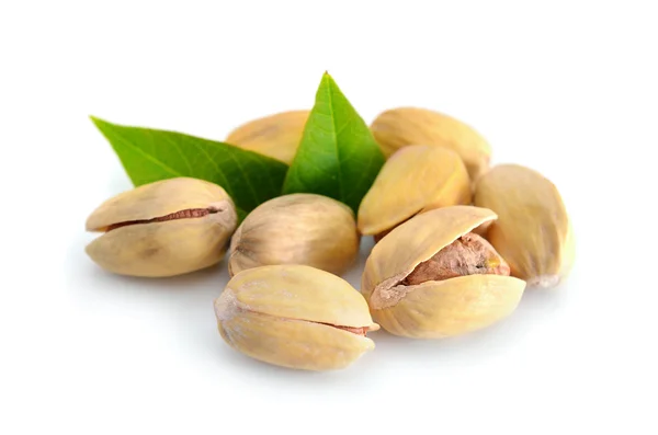 Pistachos aislados sobre fondo blanco. — Foto de Stock