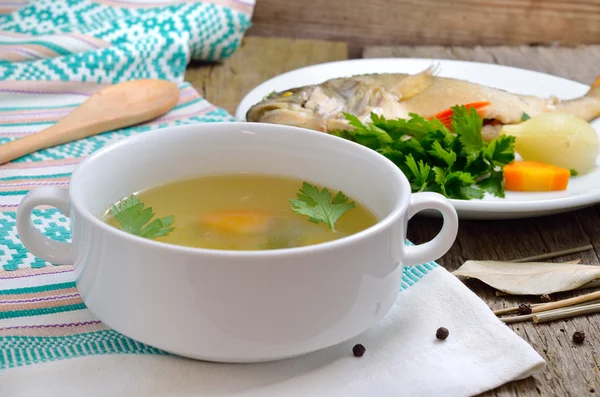 Ukha is een duidelijke Russische soep, gemaakt van verschillende soorten vis — Stockfoto