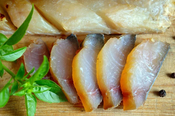 Zimne ryby wędzone kiełbasy gotowane — Zdjęcie stockowe