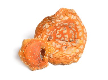 Kurutulmuş Amanita muscaria, yaygın olarak sinek agariği ya da sinek amanita olarak bilinir. Beyaz arkaplanda izole.