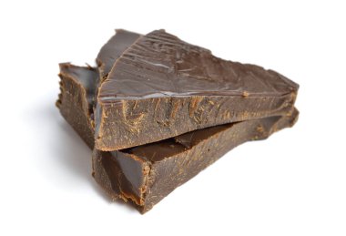 Özokerit ya da ozoserit, eski adıyla toprak cilası ya da toprak cilası. Beyaz arkaplanda izole.