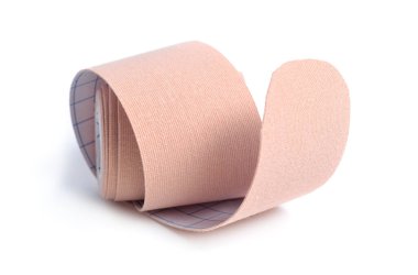 Kas Kinesio bandı beyaz arkaplanda renklendirildi.