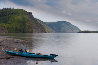 yukon Nehri kıyısında Kanada'da karaya kayık