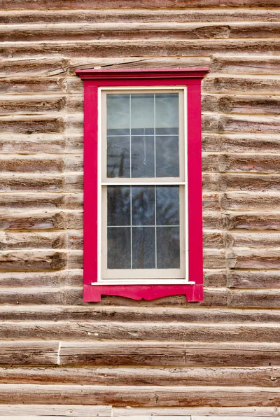 Red framed window in log house wall architecture — Stock Photo, Image