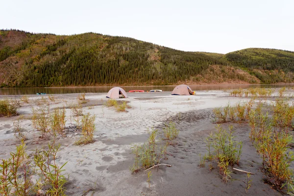 Campo de tenda de canoa no rio Yukon no deserto de taiga — Fotografia de Stock