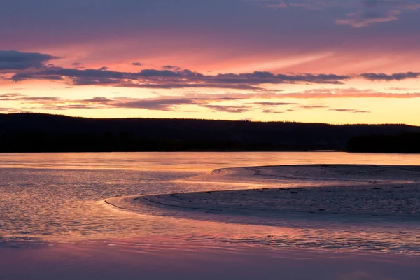 Piękny zachód słońca nad rzeką yukon w pobliżu dawson city — Zdjęcie stockowe