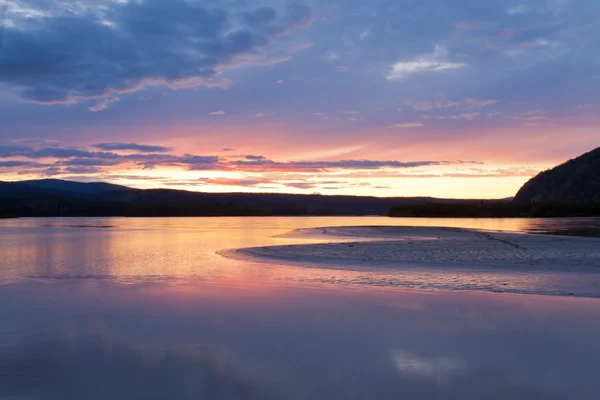 Piękny zachód słońca nad rzeką yukon w pobliżu dawson city — Zdjęcie stockowe