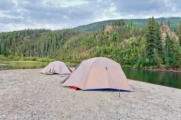 Zelte am Fluss in der abgelegenen Yukon-Taiga-Wildnis — Stockfoto