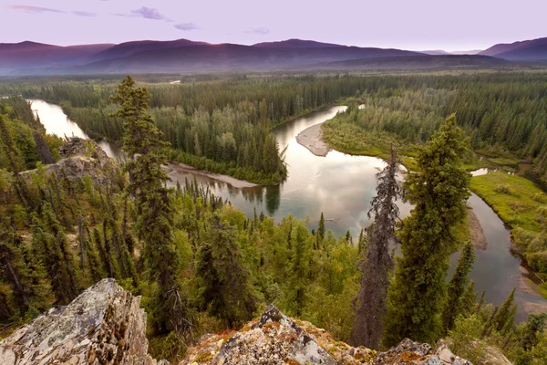 Yukon Kanada Tajga divočiny a mcquesten řeka — Stock fotografie