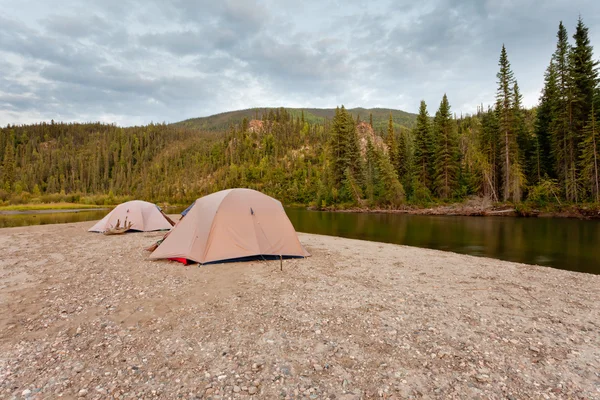 Tendas no rio no deserto remoto de Yukon taiga — Fotografia de Stock