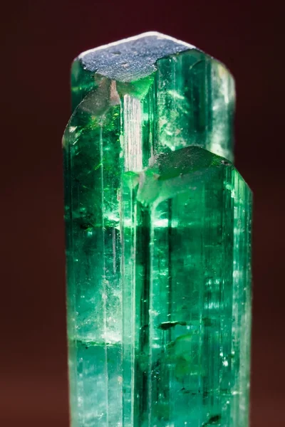 Pedra preciosa turmalina verde não cortada do Paquistão — Fotografia de Stock