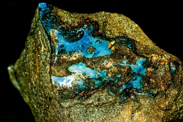 Opal bruto na matriz, isolado em fundo preto — Fotografia de Stock