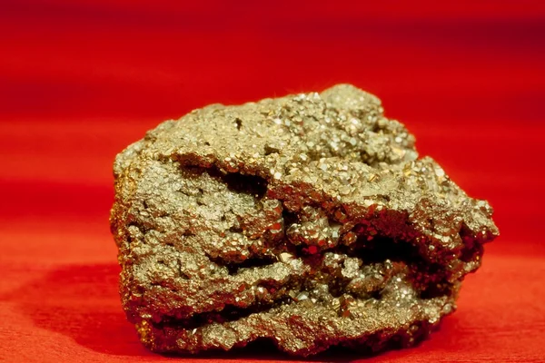 Le sulfure de fer de pyrite imite la roche minérale de cristal d'or — Photo