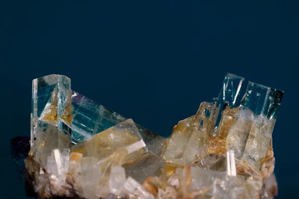 Große gut geformte Aquamarin-Kristalle auf Matrixgestein — Stockfoto