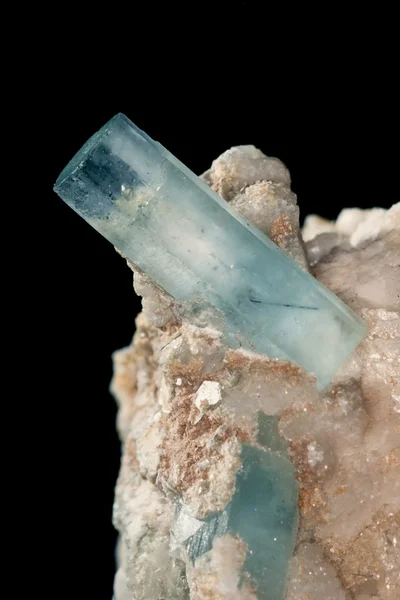 Большие хорошо сформированные кристаллы Аквамарина на матричном камне Лицензионные Стоковые Фото