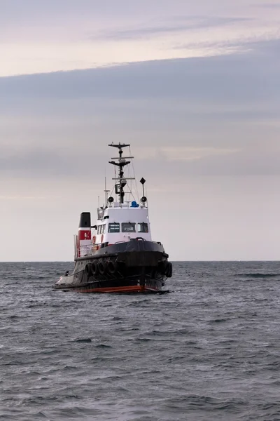Підводний човен, що плаває в очікуванні спокійного океану на якорі — стокове фото