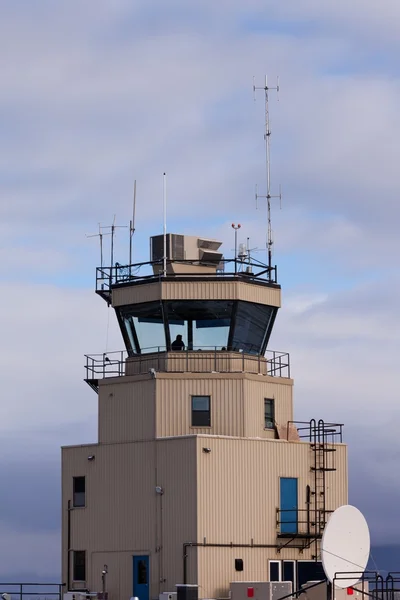 Pequeno homem torre de controle de tráfego aéreo atrás de vidro — Fotografia de Stock