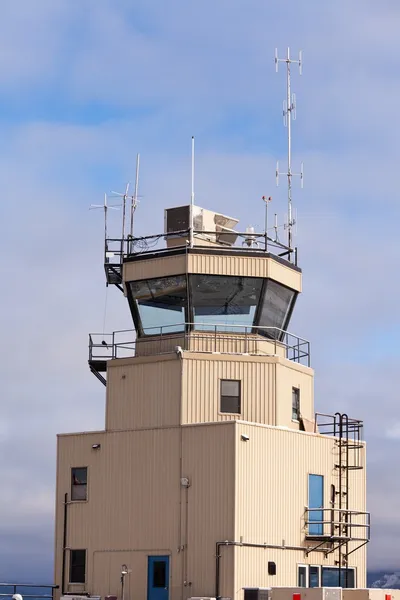 小さな航空交通管制塔大きなガラス窓 — ストック写真