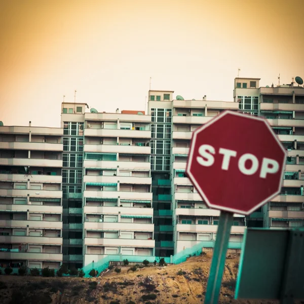 Mobiele fotografie afgezwakt stopbord en condo eenheden Rechtenvrije Stockfoto's