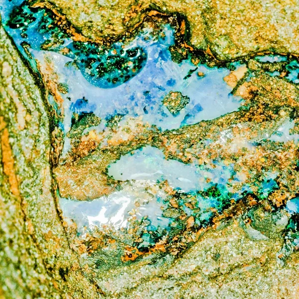 Opale crue sur matrice isolée sur fond noir — Photo