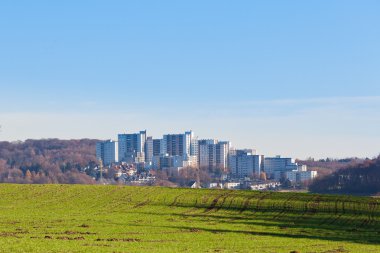 kentsel yüksek katlı apartmanlar yeşil alan üzerinde
