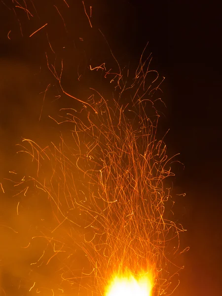 Heiße orangefarbene Funkenspuren, die aus dem Höllenfeuer aufsteigen — Stockfoto