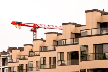 Cephe yeni apartman ve Vinçler