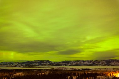 Kuzey ışıkları ya da aurora borealis yeşil parıltı
