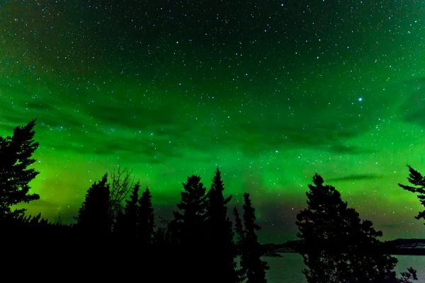 Brilho verde das Luzes do Norte ou Aurora boreal — Fotografia de Stock