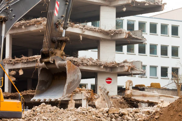 Destruição de edifício de concreto com equipamento — Fotografia de Stock